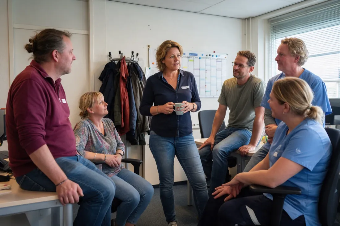 Een teamleider met haar team aan het begin van de dag